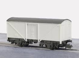 Peco KNR-9 - 15ft Wheelbase Parcel/Fish Box Van (Kit)