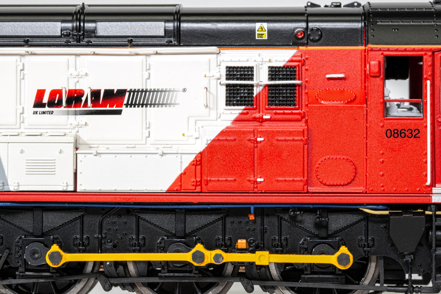 Hornby R30142 - Loram Class 08 0-6-0 No. 08632