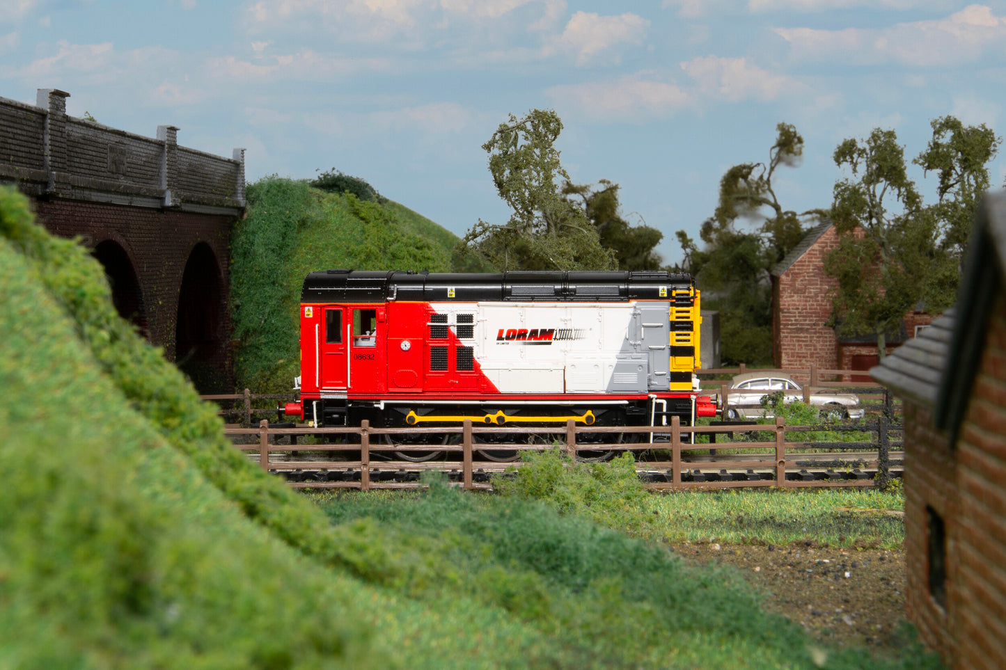 Hornby R30142 - Loram Class 08 0-6-0 No. 08632