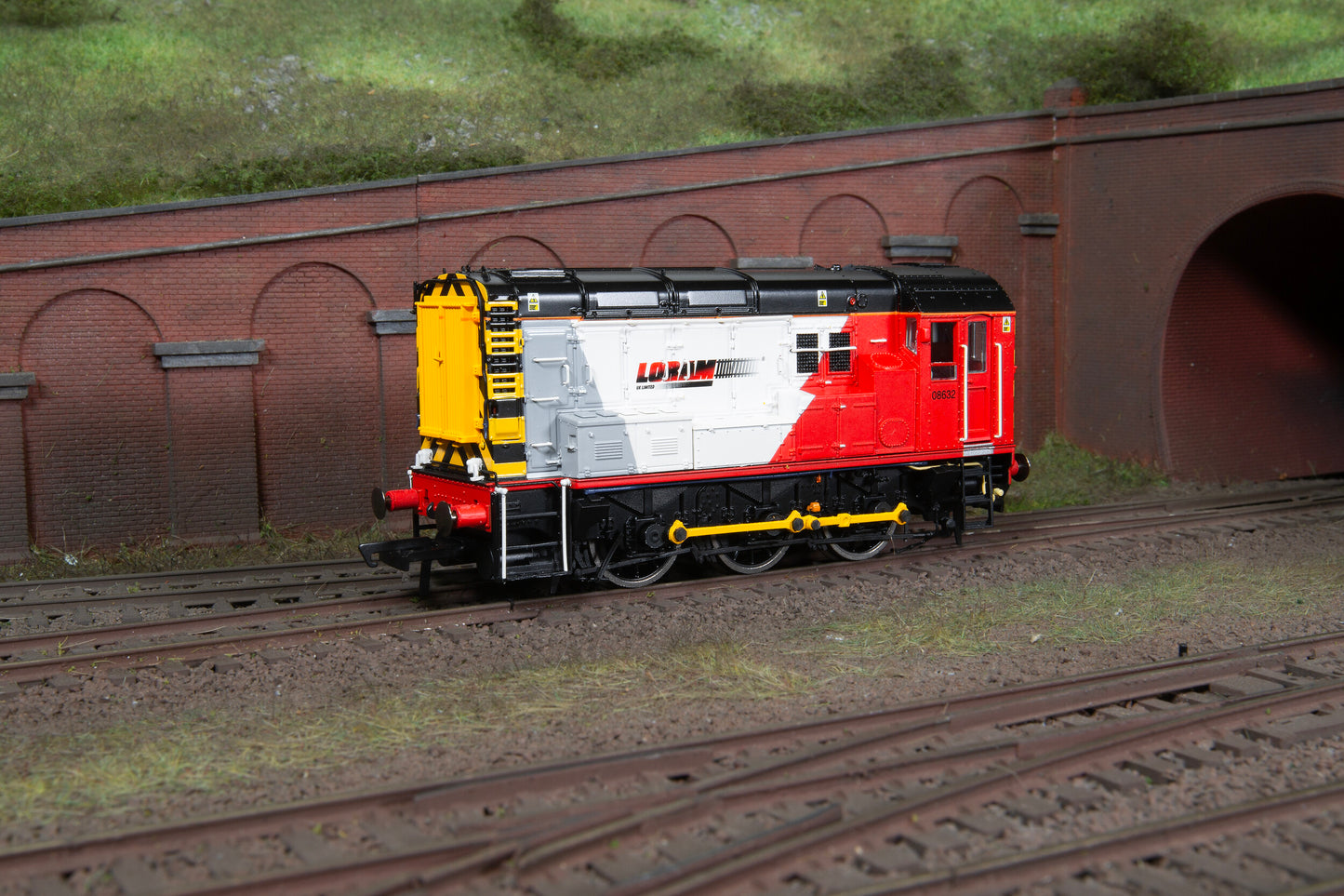 Hornby R30142 - Loram Class 08 0-6-0 No. 08632