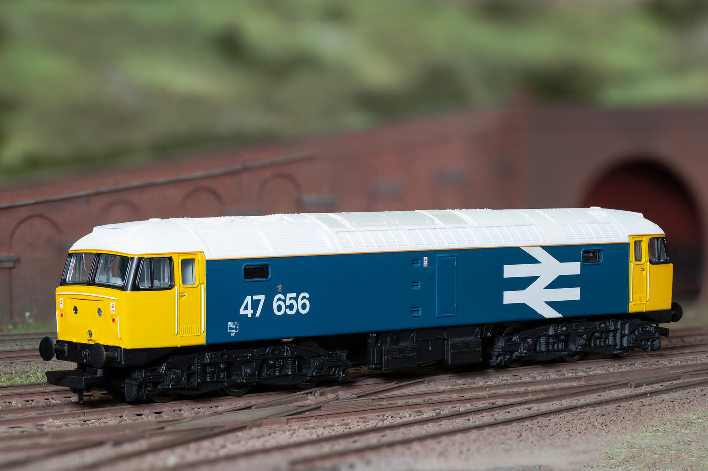 Hornby R30179 - RailRoad Plus - Enhanced Livery BR Class 47 No.47656