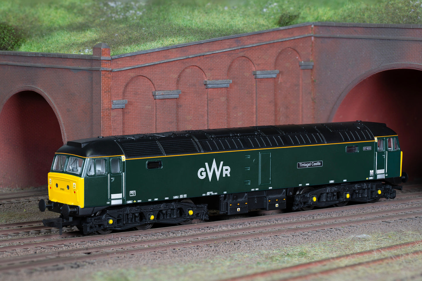 Hornby R30181 - GWR Class 57 'Tintagel Castle' No. 57603