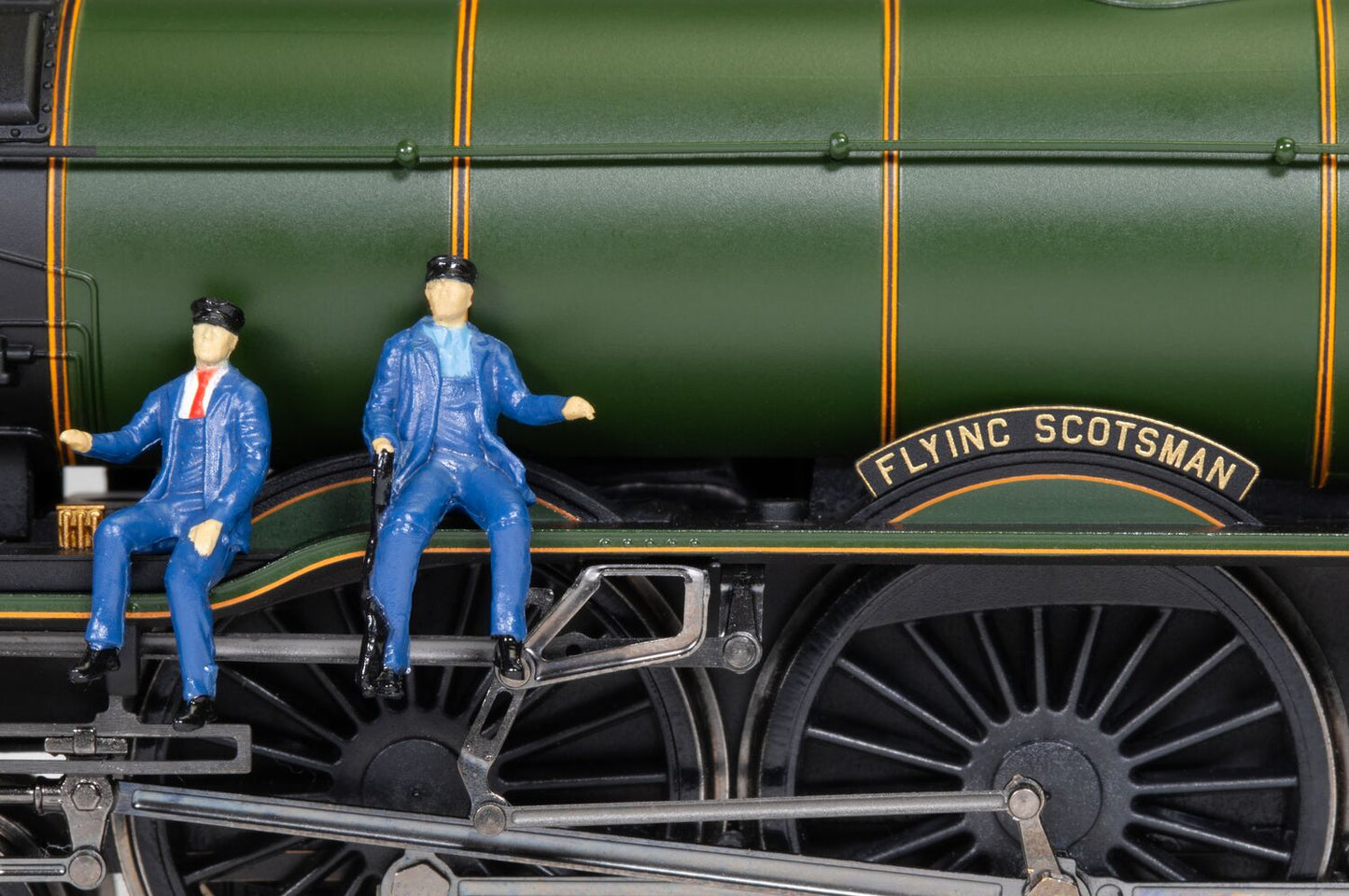 Hornby R3991SS - BR A3 Class 'Flying Scotsman' with Steam Generator, Diecast Footplate & Flickering Firebox