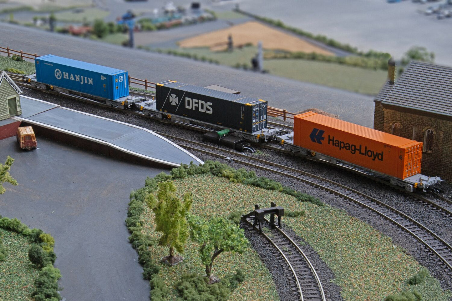 Hornby TT6025 - TOUAX, Sffgmss IFA Wagon with 45' Container 'DFDS'