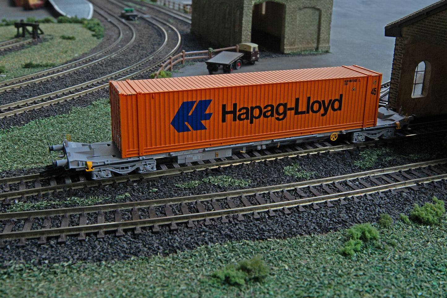 Hornby TT6026 - TOUAX, Sffgmss IFA Wagon with 45' Container 'Hapag Lloyd'