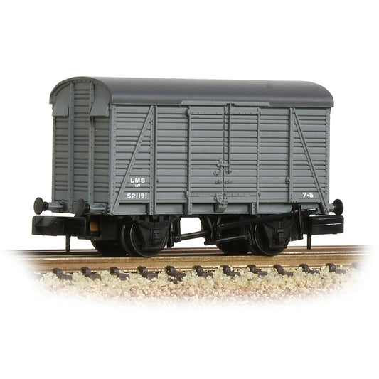 Graham Farish 377-431 - SR 12 Ton Ventilated Van 2+2 Planked LMS Grey