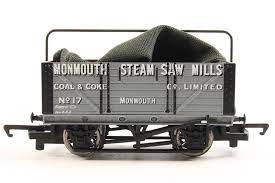 Hornby R6297A - Monmouth Steam Saw Mills Co Ltd 7 Plank Wagon With Sheet Rail & Cover