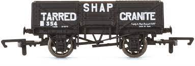 Hornby R6750 - Shap Tarred Granite 5 Plank Wagon